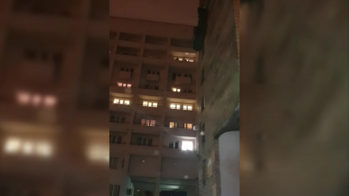 Видео: рабочие сбрасывали мешки в самосвал с балкона