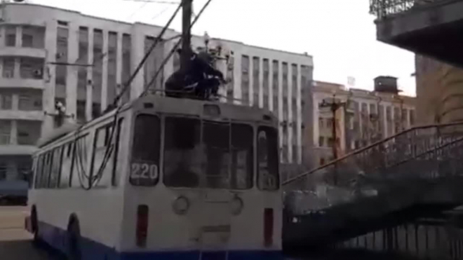 В Хабаровске ищут подростков прокатившихся на крыше троллейбуса