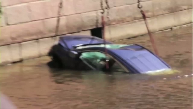 Автомобиль, упавший в канал Грибоедова, вытащили из воды