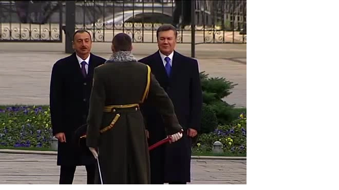 Начальник караула Януковича "срубил" шашкой фуражку с головы