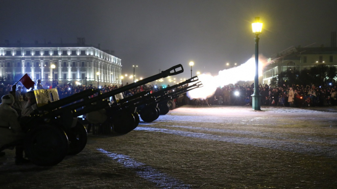 Пушечный залп в честь Дня снятия блокады Ленинграда впечатлил десятки тысяч зрителей даже на видео