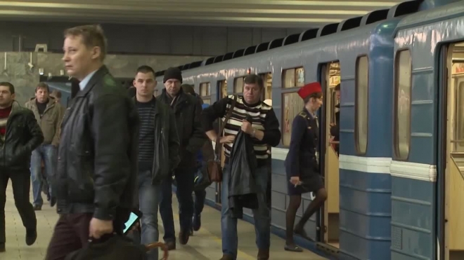 Из-за задымления на станции "Девяткино" пассажиры не могли попасть на работу