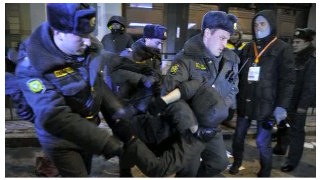 Более десяти оппозиционеров задержаны у здания ЦИК в Москве