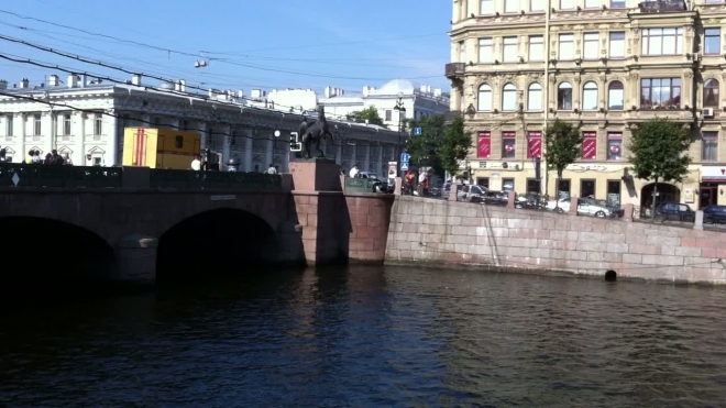 Авария в центре Петербурга – иномарка протаранила ограждение Аничкова моста