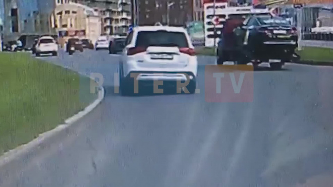 На видео попал момент падения мотоциклиста на Выборгской набережной
