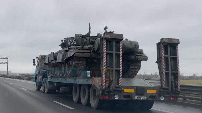 Видео: по КАД в сторону Пулково везут танки 