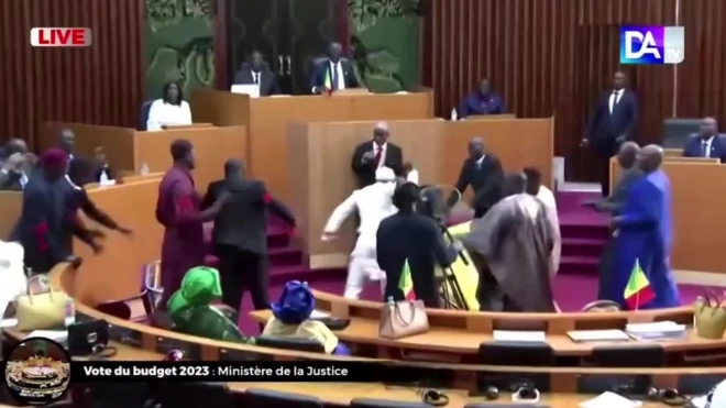 Обсуждение бюджета в парламенте Сенегала закончилось дракой
