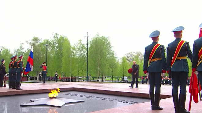 Владимир Путин возложил цветы к Могиле Неизвестного Солдата