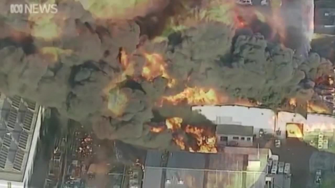 В Мельбурне около 100 пожарных тушат пожар на химзаводе