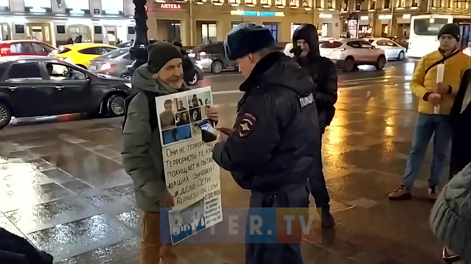 В Петербурге прошла серия одиночных пикетов в поддержку политических заключенных