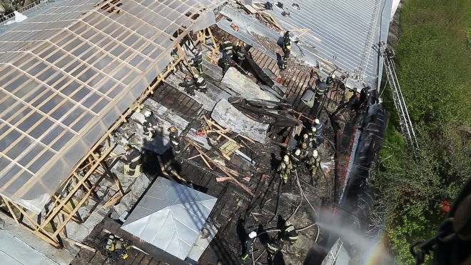 Спасатели сняли тушение пожара на крыше манежа с высоты птичьего полета