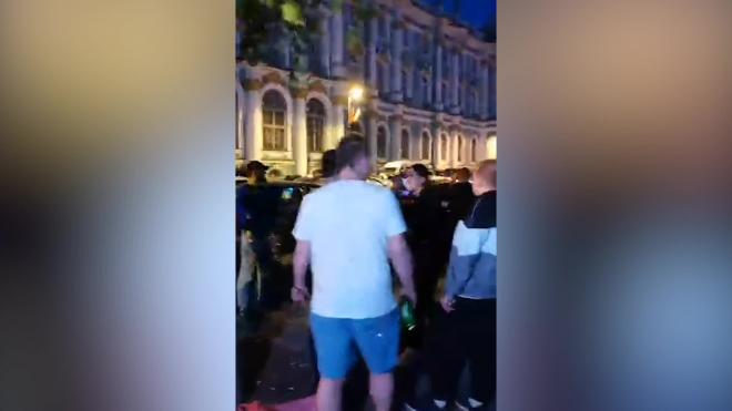 Жители и гости Петербурга вышли праздновать "Алые паруса" без запретов в центр города