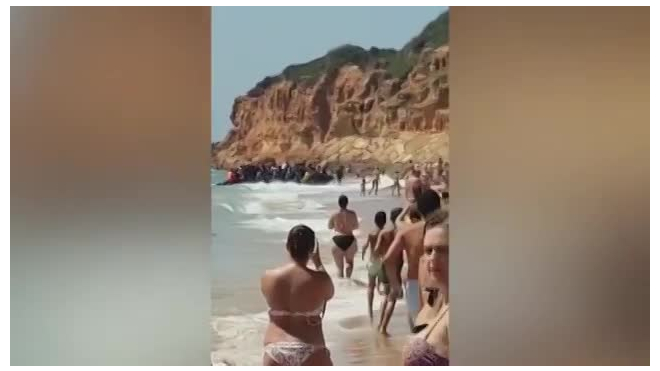 Видео: Незаконные мигранты из Марокко атаковали 5-звездочный пляж в Испании