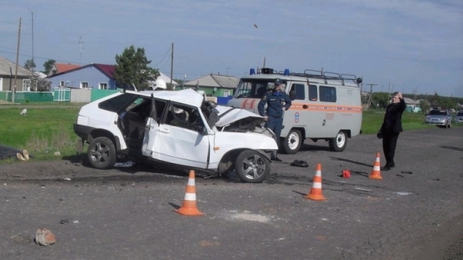 Омскую школьницу перед ЕГЭ насмерть сбил автомобиль, врезавшийся в остановку. Всего в ДТП погибли 4 человека