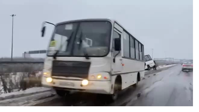 Около Мурино несколько автомобилей угодили в кювет из-за ям