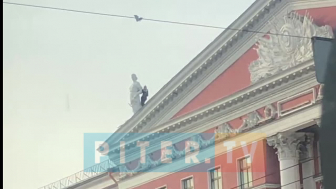 В центре Петербурга петербуржец взобрался на статую Литературного дома