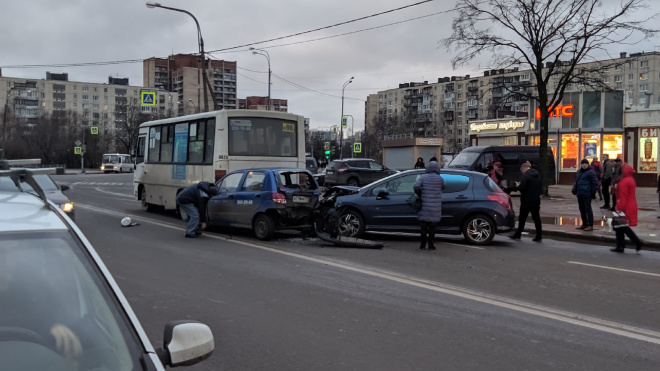 Две легковушки врезались в маршрутку в Купчино 