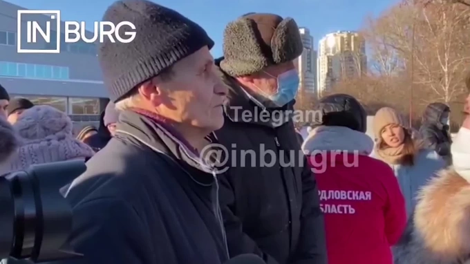 В Екатеринбурге на согласованный пикет против введения QR-кодов вышли более 200 граждан