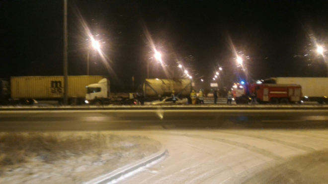 В ДТП на Софийской машину с водителем зажало между контейнеровозами 