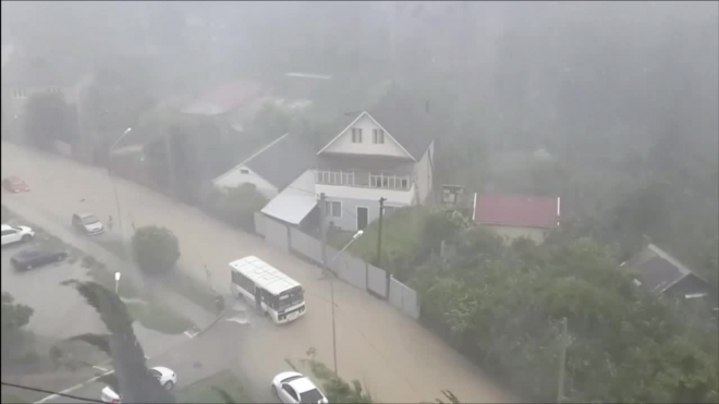 Смерч и наводнение в Туапсе: видео свидетелей открыли ужасы разгула стихии