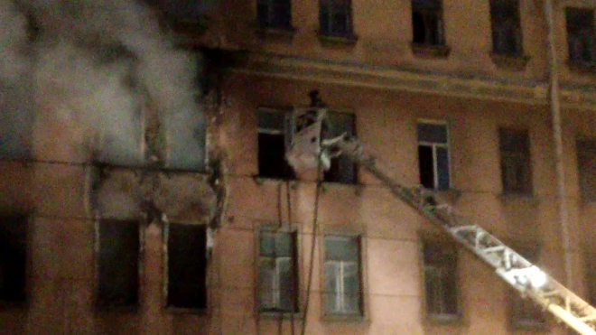 Видео: спасатели закончили тушить пламя на 2-ом Муринском проспекте