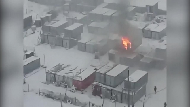 Видео свидетеля: Пожар на проспекте Героев лишил рабочих бытовок 