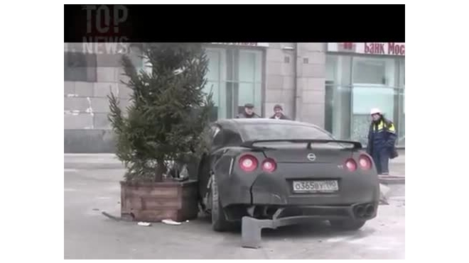Суперкар врезался в памятник Долгорукому в Москве, трое в больнице