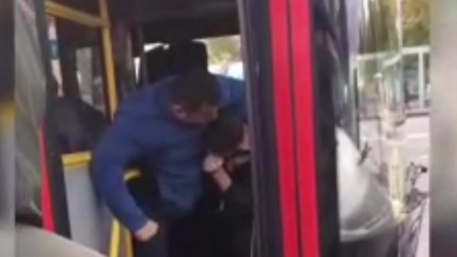 Видео из Казани: Водитель автобуса избил пассажира за неоплаченный проезд