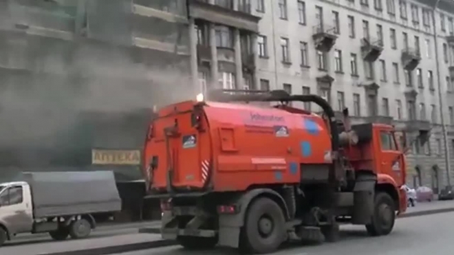 На петербургских улицах стоит пыль коромыслом