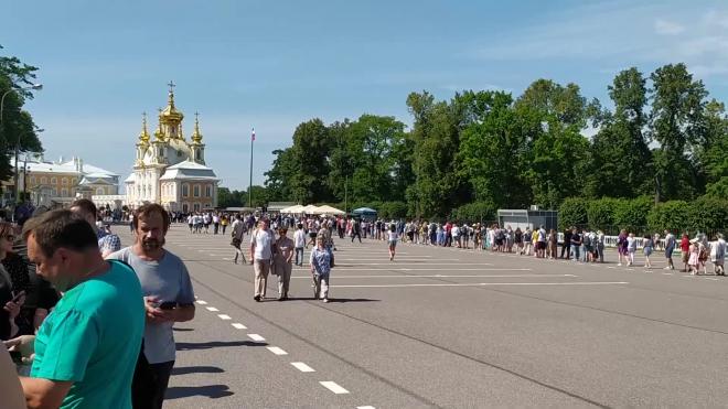 Петербуржцы встали в гигантскую очередь к фонтанам в Петергофе