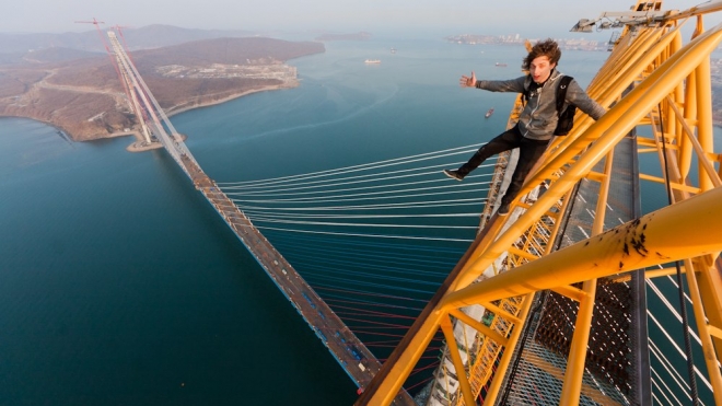 Фото руферов с мостов на о.Русский и через Золотой рог покорило интернет