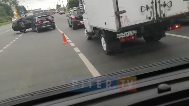 Видео: в Невском районе кроссовер наехал на другой автомобиль