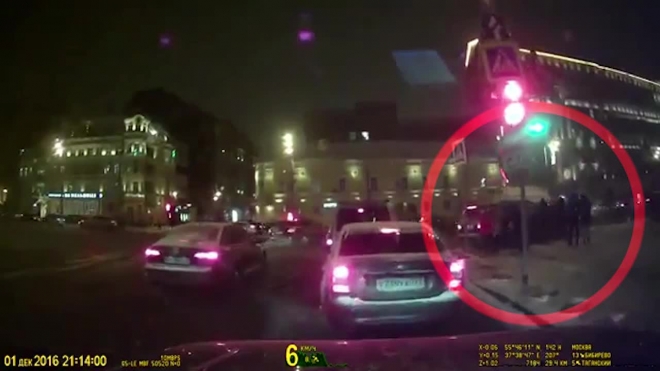 Ужасающее видео: в центре Москвы "Мерседес" жёстко сбил пешеходов