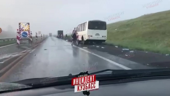 В ДТП с автобусом и грузовиком в Кузбассе пострадали 11 человек