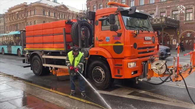 Дорожники проводят влажную уборку в Петербурге