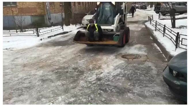Появилось видео необычного метода борьбы с гололедом на проспекте Стачек