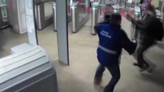 В Московском метро длинноволосый мужчина набросился с ножом на охранника