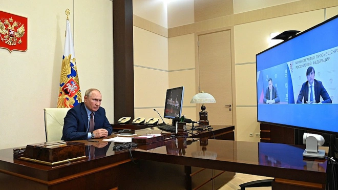 Путин поручил досрочно начать единовременные выплаты на школьников