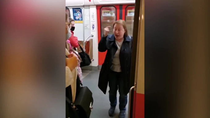 Антипрививочница приставала к пассажирам метро Петербурга с вопросом о вакцинации