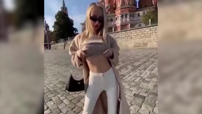 Полиция проверит видео с девушкой, которая оголила грудь на фоне храма Василия Блаженного 