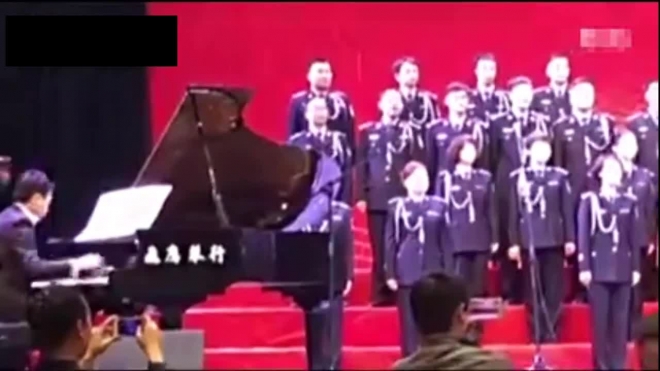 Китайский хор из 80 человек рухнул под сцену на репетиции 