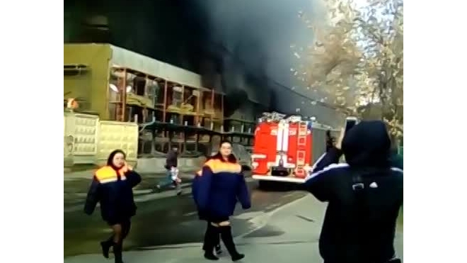 Очевидцы сняли на видео мощный пожар на стройке в центре Москвы