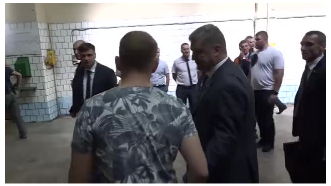 Видео из Николаева: Порошенко грубо ответил журналисту на вопрос о выполнении обещаний