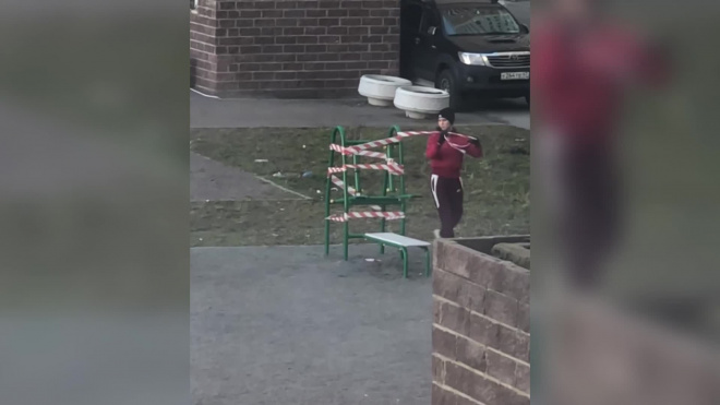Жительница Петербурга размотала сигнальные ленты на спортплощадке