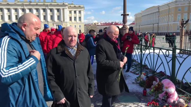 Сборная России по футболу почтила память жертв трагедии в Кемерово на Дворцовой площади