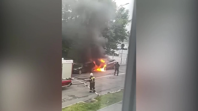 Припаркованный "Форд" горел утром на Васильевском острове