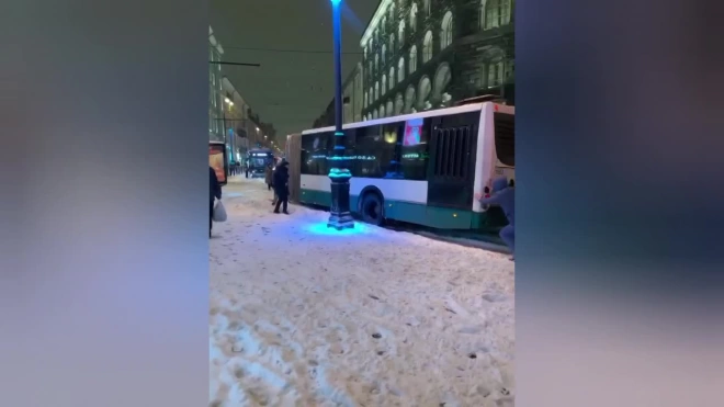 В Петербурге снова освобождали от снега застрявший автобус