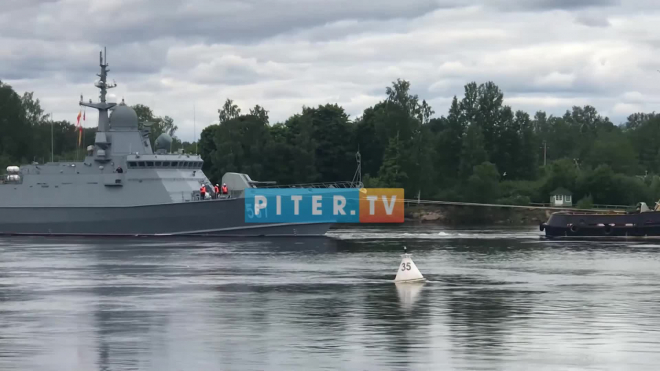 Петербуржцы заметили МРК "Ураган" на Неве, который примет участие в праздновании Дня ВМФ