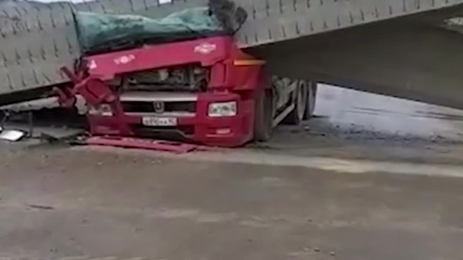 Видео с трассы "Таврида": Водитель грузовика протаранил путепровод