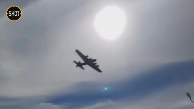 На авиашоу в Далласе бомбардировщик B-17 столкнулся с другим самолетом